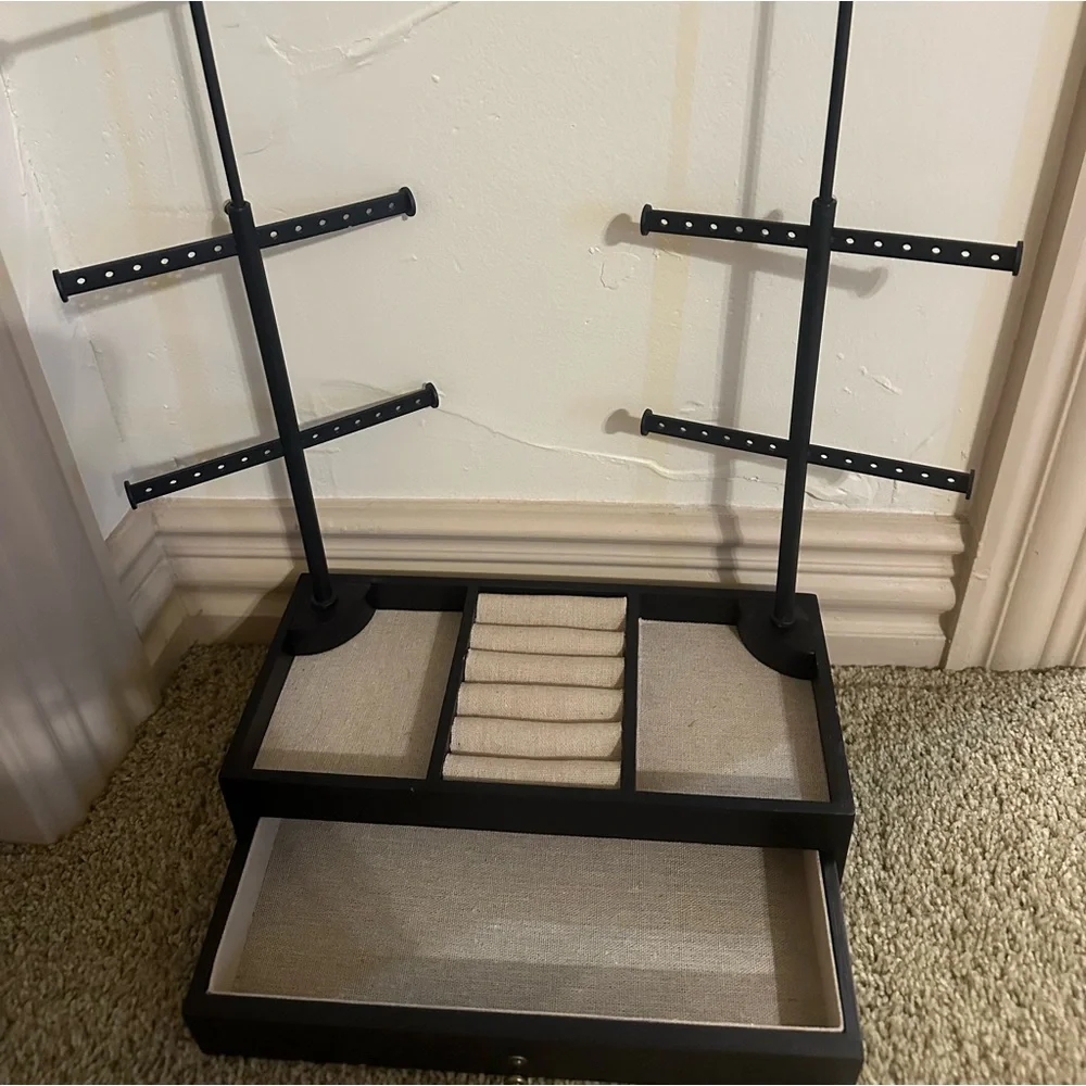 Black and Burlap Jewelry Organizer